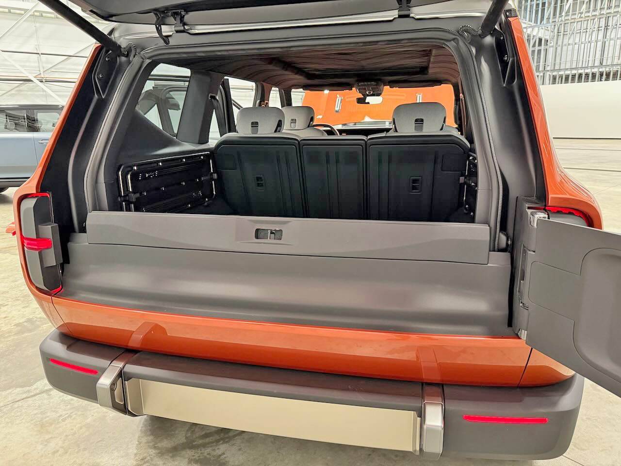 Jeep Recon EV Official: Scout EV Pickup & SUV debut w/ Gas Range Extender, 4x4, BOF, Lockers, Sway Bar Disconnect -- All Specs, Wallpapers, Video raveler-liftgate-40_20_40-split-bench-seat-jpg-