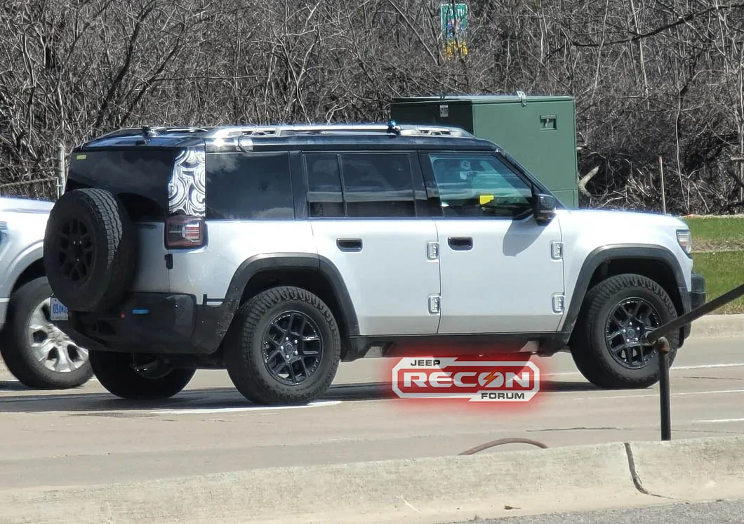 Jeep Recon EV Silver 2026 Jeep Recon black roof EV spotted (size comparison vs. Dodge Hornet) 2026-jeep-recon-ev-silver-spotted-1