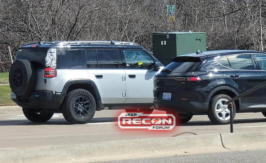 Jeep Recon EV Silver 2026 Jeep Recon black roof EV spotted (size comparison vs. Dodge Hornet) 2026-jeep-recon-ev-silver-spotted-2
