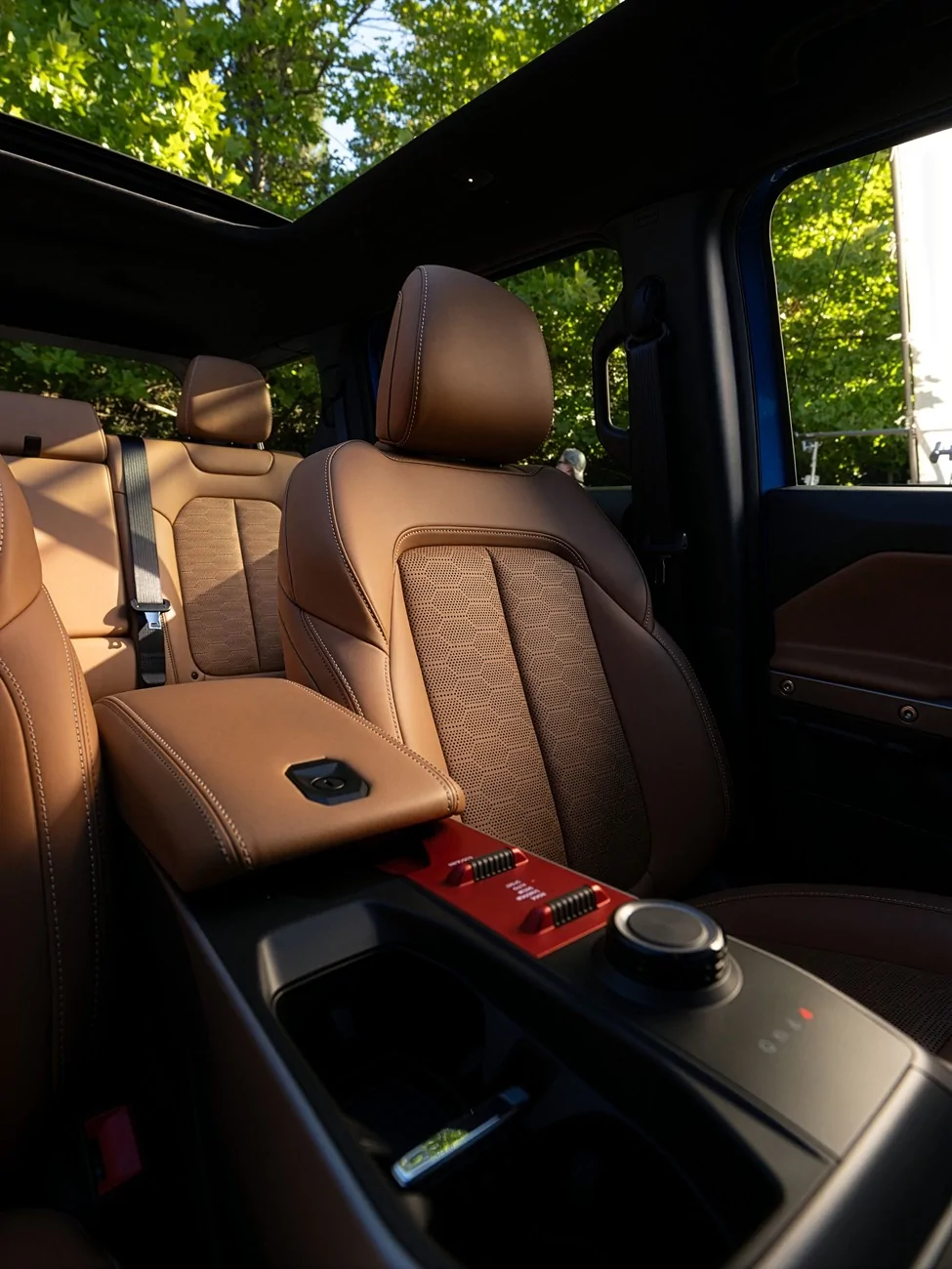 Jeep Recon EV 2026 Jeep Recon World Premiere! Starting Price $65,000. 250 miles range, 0-60 3.6s JP026_018RE