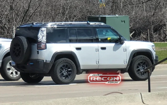 Silver 2026 Jeep Recon black roof EV spotted (size comparison vs. Dodge Hornet)